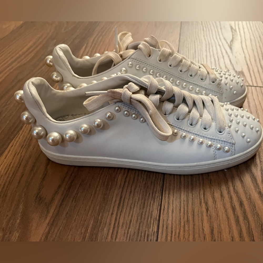 Pearl sneaker